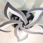 Plafonieră LED modernă – design floral abstract și lumină elegantă